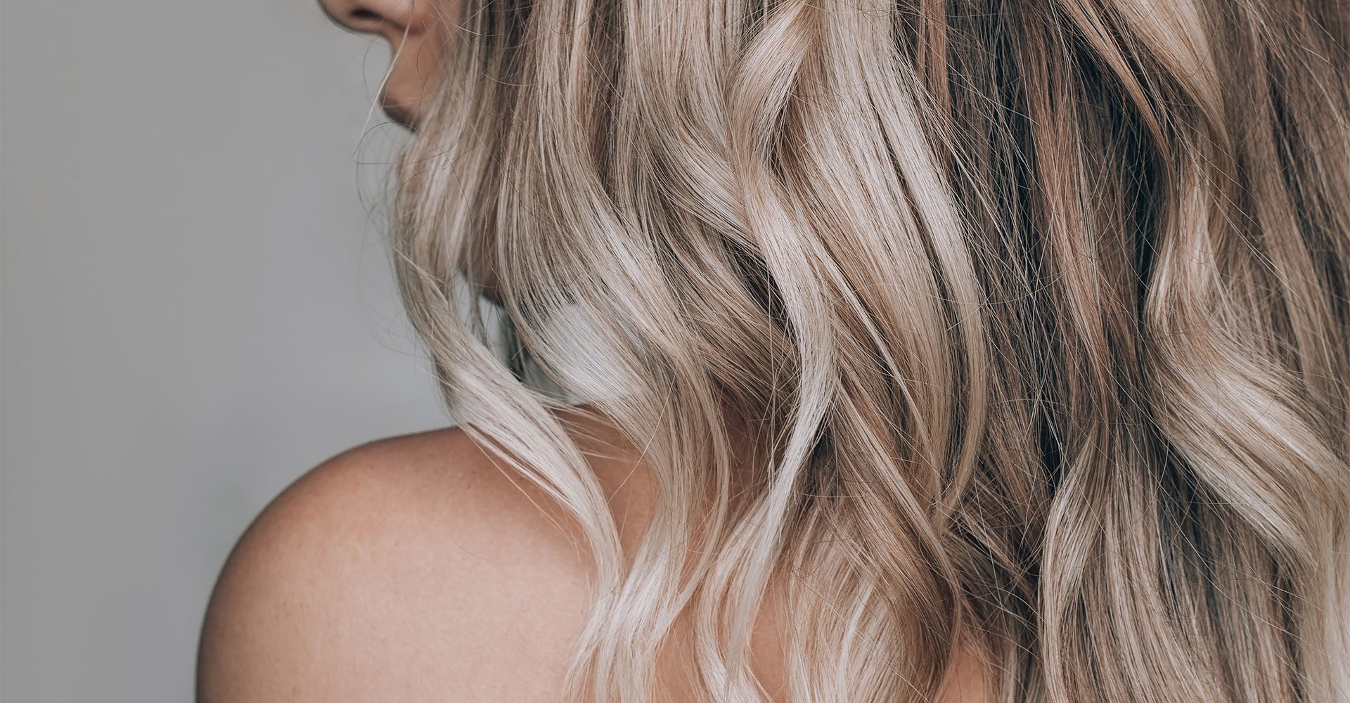 cabelos loiro acinzentados